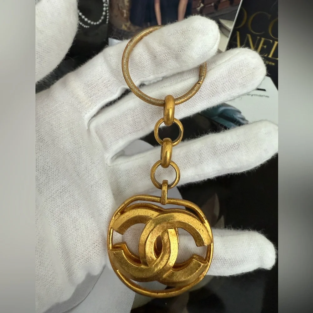 LOT 2314 24K gold plated CHANEL vintage 1996 spring collection key ring